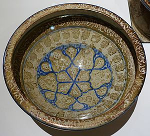 Dish, Iran, 13th century AD, fritware underglaze painted with lustre and blue - Aga Khan Museum - Toronto, Canada - DSC06682