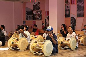 Indian learn how to play the traditional Korean janggu drum at the KCC India (2)