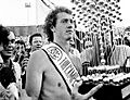 Paulo Roberto Falcão com a taça de campeão brasileiro pelo Internacional em 1979