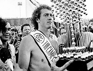 Paulo Roberto Falcão com a taça de campeão brasileiro pelo Internacional em 1979