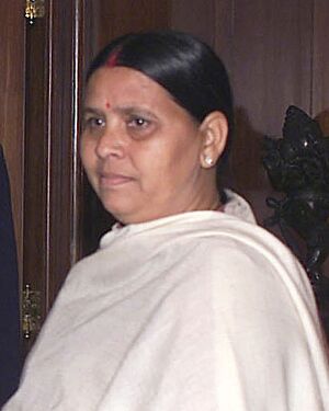 Rabri Devi presenting a cheque for Rs. 10 crore on behalf of the State Government to the Prime Minister, Dr. Manmohan Singh for the Prime Minister's National Relief Fund, in New Delhi on January 04, 2005 (cropped)