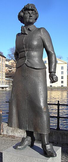 Statyn av Moa Martinsson Norrköping april 2006