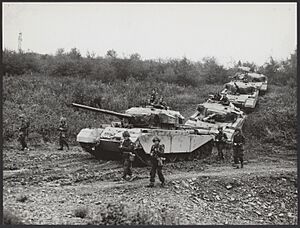 Vogelsang (West-Duitsland). Legeroefeningen 32e regiment. Centuriontanks en infa, Bestanddeelnr 050-0522