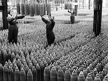 Women workers with shells in Chilwell filling factory 1917 IWM Q 30040