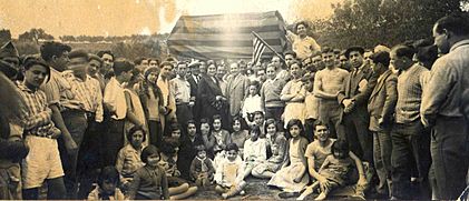 2 aplec per l'alliberament del pare 1·04·1930 (al centre, el pare i la mare)