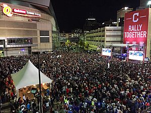 A gathering of baseball fans fills the plaza between Quicken Loan Arena and Progressive Field in Cleveland, Ohio, during Game 7 of the World Series between the Cleveland Indians and Chicago Cubs, Nov. 2, 2016. (K.Farabaugh-VOA)