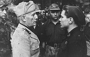 Bundesarchiv Bild 101I-316-1181-11, Italien, Benito Mussolini mit italienischen Soldaten