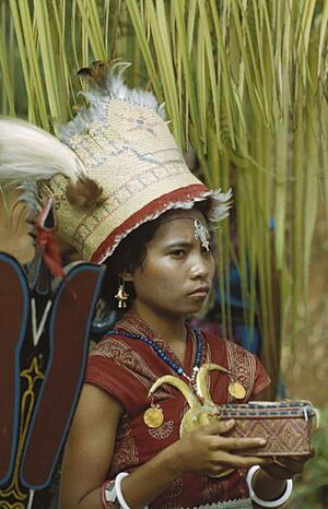 COLLECTIE TROPENMUSEUM Een vrouw in Kota Ambon (Taman Wisata) toont Zuidoost-Molukse kleding en gebruiken TMnr 20017958