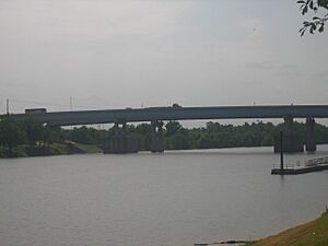 Jackson Street Bridge atop Red River in Alexandria, LA IMG 1135