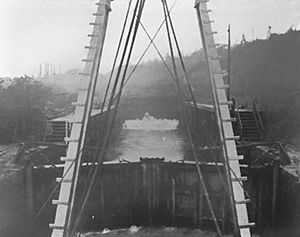 Leaking gates Willamette Locks 1899