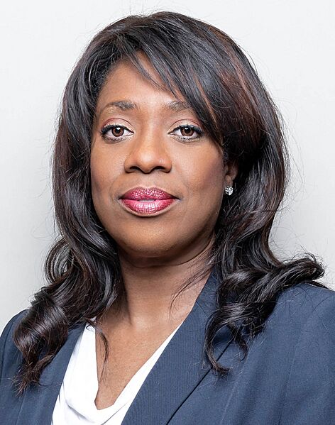 Leslyn Lewis Headshot 2020 (cropped2)