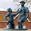 Mudlarks statue, Portsmouth - 2023-04-21.jpg