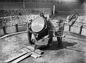 An anti-aircraft searchlight and crew at the Royal Hospital at Chelsea in London, 17 April 1940. H1291