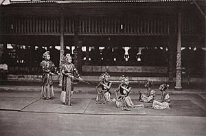 COLLECTIE TROPENMUSEUM Danseressen aan het hof van de Sultan van Jogjakarta TMnr 60046818
