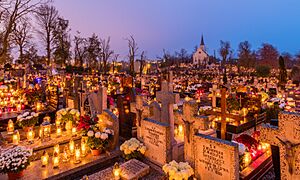 Celebración de Todos los Santos, cementerio de la Santa Cruz, Gniezno, Polonia, 2017-11-01, DD 07-09 HDR