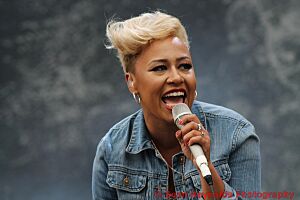 Emeli Sande V Festival 2012 (7830348954)