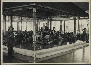 KITLV A642 - Installatie van Hamengkoe Boewono IX als sultan van Jogjakarta met naast hem de gouverneur van Jogjakarta, L. Adam, KITLV 54283f