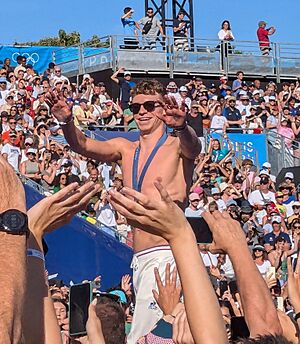 Léon Marchand acclamé par la foule au Parc des Champions pendant les JO 2024