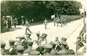 Lietuvos kariuomenės I p. DLK Gedimino pulko kariai Žalgirio kautynių minėjime. Ukmergė 1930 m. liepos 15 d. 1930-07-15