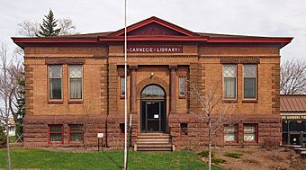 Two Harbors Carnegie Library 2013.jpg