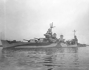USS Tuscaloosa (CA-37) off the Philadelphia Naval Shipyard on 10 November 1944 (NH 97939)