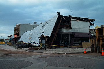 Building destroyed after 6.5 earthquake - panoramio.jpg