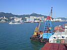 Hong Kong 2005 auf Reede, zwei Bargen mit Kränen an Backbord fest