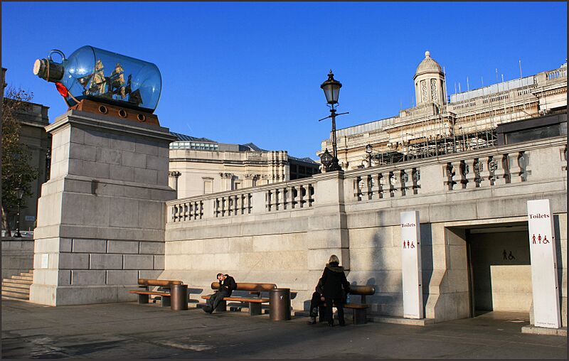 Nelson's ship art on Trafalgar Square - panoramio