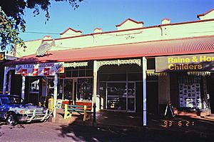 Shops at 102-108 Churchill St (1993).jpg