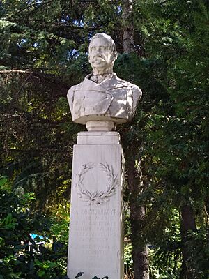 Λάρισα κεντρικη πλατεία προτομη Κουμουνδούρου 1