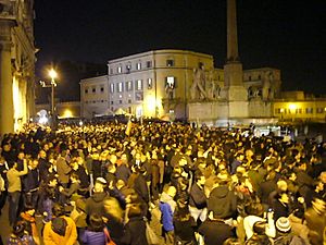 Berlusconi adieu - tutti in attesa sotto il Quirinale il 12-11-2011 1220366