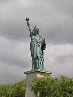 La statue de la Liberté du pont de Grenelle à Paris