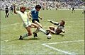 Maradona eludiendo shilton