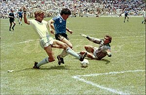 Maradona eludiendo shilton