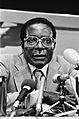 Persconferentie Robert Magabe , president Zimbabwe, op Schiphol na driedaags bez, Bestanddeelnr 932-1958