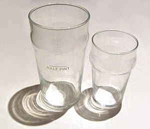 Pint-Gläser halb und voll