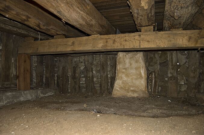 Poteaux-en-Terre-Cellar of the Bauvais-Amoureux House