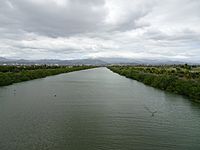 Río Bucaná, mirando al norte, desde el Puente de la Avenida Caribe, Bo. Playa, Ponce, PR (DSC01271).jpg