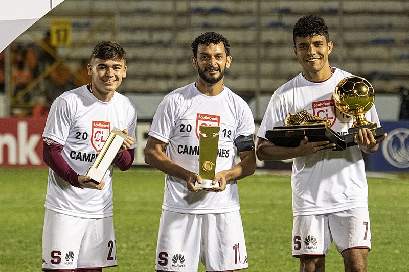 Saprissa festeja sus títulos individuales