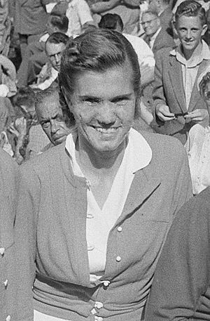 Shirley Fry Irvin 1953 (cropped).jpg