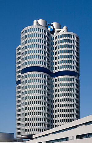 4 cilindros de BMW, Múnich, Alemania1.jpg