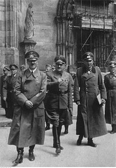 Adolf Hitler przed katedrą w Strasburgu (2-282)