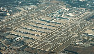Atlanta Airport Aerial Angle (31435634003) (2) (cropped)