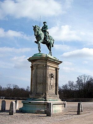 Chateau de Chantilly statue