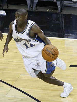 Earl Boykins playing with the Washington Wizards.jpg