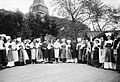 Folkvisedanslaget, den första ringen, vid Skansens vårfest 1904, på sommarteatern å nedre Solliden - Nordiska Museet - NMA.0052947