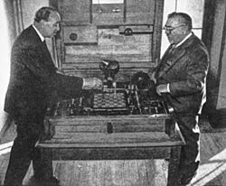 Gonzalo showing El Ajedrecista to Norbert Wiener