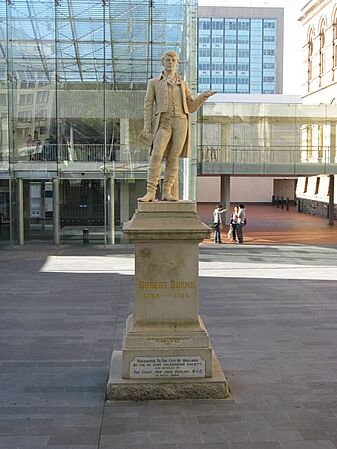 J150W-statue-RobbieBurns