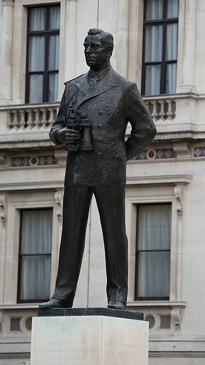 Statue of Lord Mountbatten (29378962570) (cropped).jpg