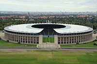 Berliner Olympiastadion, Gesamtansicht 2013.jpg